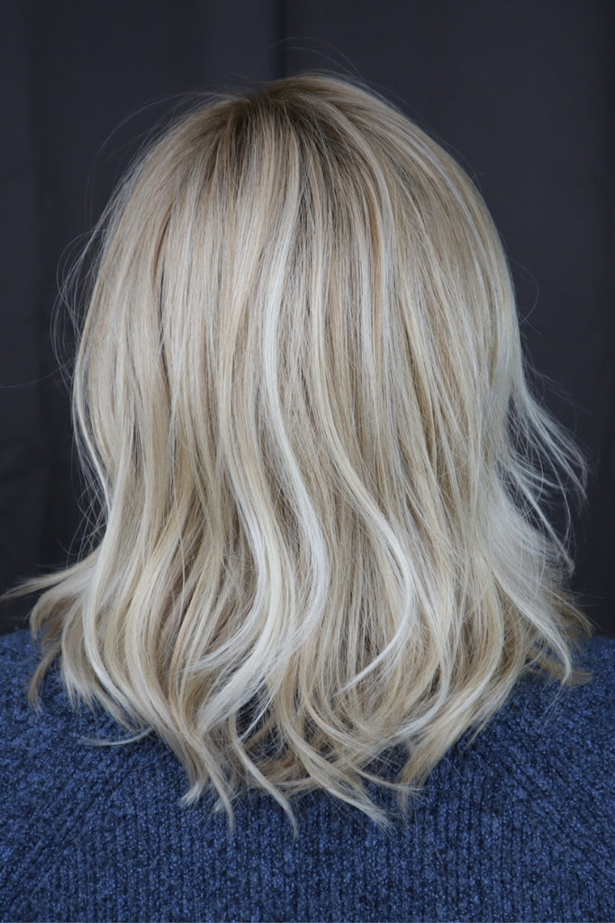 Model styling Manhattan in the color Crushed Almond Blonde-R.