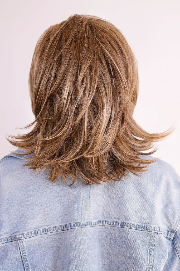 Model wearing a Tony of Beverly wig Nicki in the color Tahiti Blonde.